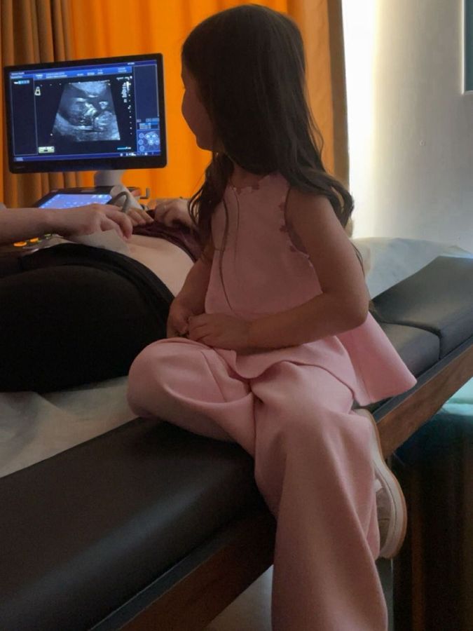 Klinikte ultrason incelemesi sırasında hasta ve ekran